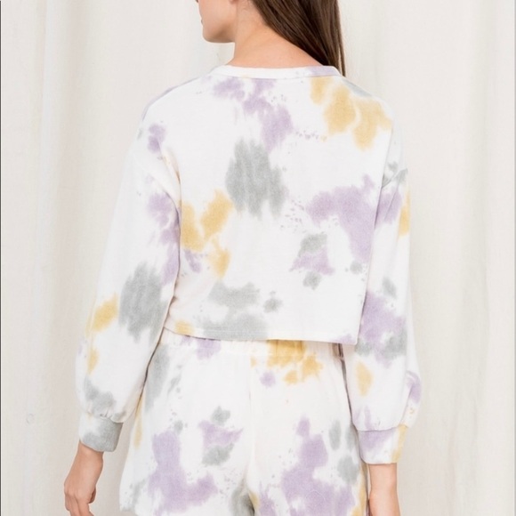 Woman’s tie-dye top and short set - Picture 3 of 5